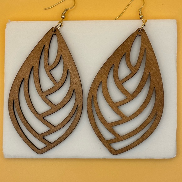Beautiful carved wooden earrings - Picture 2 of 3